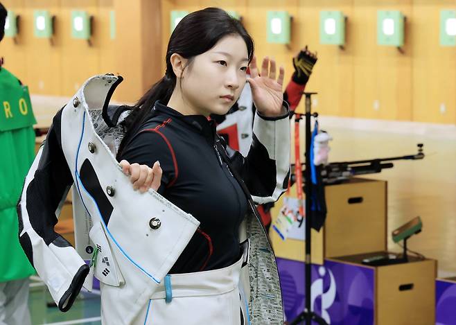 ▲ 22일 일본 아이치현 종합 사격장에서 열린 2026 아이치·나고야 아시안게임 사격 10m 공기소총 혼성 단체전 예선에 출전한 한국 반효진이 사격 준비를 하고 있다.ⓒ연합뉴스
