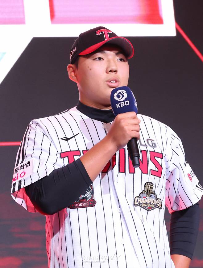 '2027 KBO 신인 드래프트'가 21일 서울 송파구 롯데호텔 월드 크리스탈볼룸에서 열렸다.  윤예성(인창고)이 전체 10순위로 LG에 지명된 후 소감을 밝히고 있다. /사진=김진경 대기자