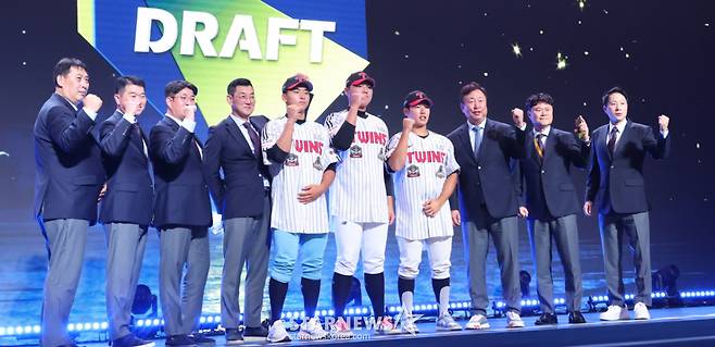 '2027 KBO 신인 드래프트'가 21일 서울 송파구 롯데호텔 월드 크리스탈볼룸에서 열렸다.  윤예성(인창고)을 비롯해 LG에 지명된 선수들이 후 기념촬영을 하고 있다. /사진=김진경 대기자