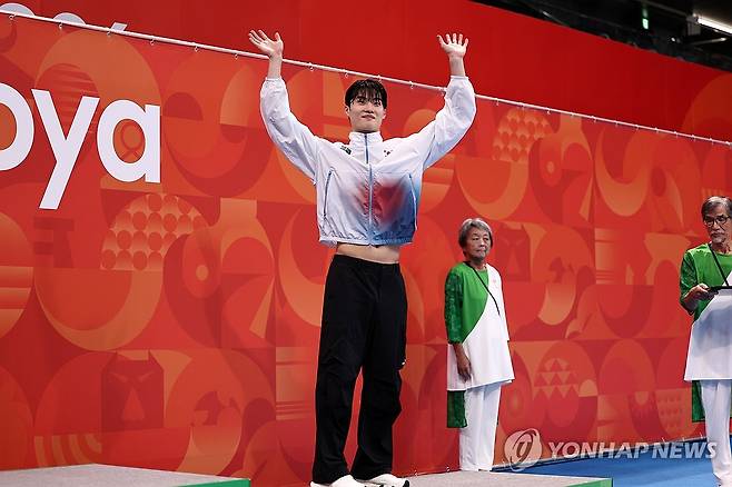 황선우 '동메달' (도쿄=연합뉴스) 윤동진 기자 = 20일 도쿄 아쿠아틱스 센터에서 열린 2026 아이치·나고야 아시안게임 수영 남자 100m 자유형 시상식. 동메달을 획득한 한국 황선우가 손을 들어보이고 있다. 2026.9.20 mon@yna.co.kr