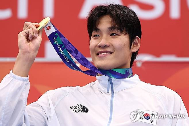 김영범 ‘신성 등장’ (도쿄=연합뉴스) 윤동진 기자 = 21일 도쿄 아쿠아틱스 센터에서 열린 2026 아이치·나고야 아시안게임 수영 남자 50m 개인 자유형 시상식에서 금메달을 획득한 한국 김영범이 메달을 들어보이고 있다. 2026.9.21 mon@yna.co.kr