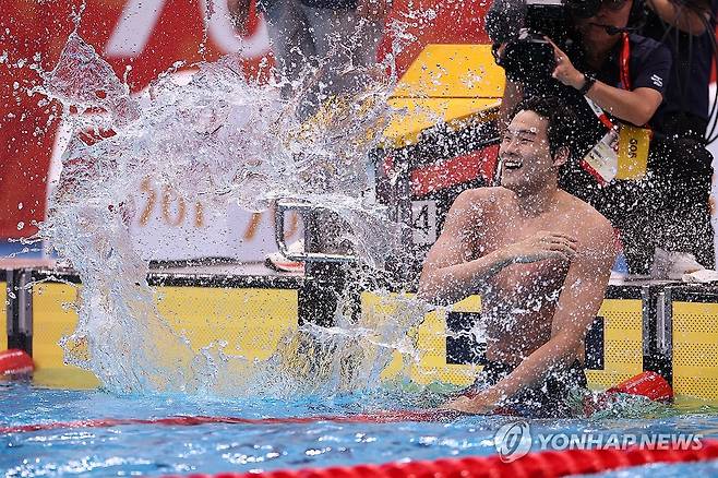 김영범 ‘신성 등장’ (도쿄=연합뉴스) 윤동진 기자 = 21일 도쿄 아쿠아틱스 센터에서 열린 2026 아이치·나고야 아시안게임 수영 남자 50m 개인 자유형 결승. 1위로 결승선을 통과한 한국 김영범이 기뻐하고 있다. 2026.9.21 mon@yna.co.kr