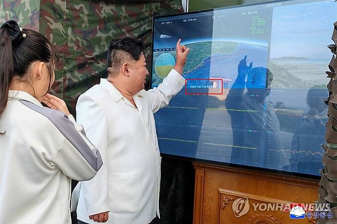 북한 미사일총국, 새 전투무기체계 시험 진행 (평양 조선중앙통신=연합뉴스) 북한 미사일총국은 지난 20일 김정은 국무위원장과 딸 주애가 참관한 가운데 무기체계기술 고도화에서 중대한 의의를 가지는 신형무기의 시험을 성공적으로 진행했다고 조선중앙통신이 22일 보도했다. 사진속 모니터 화면에 '화성포-11마-1형 비행궤도'(붉은색 네모)라는 글씨가 적혔있다. [조선중앙통신 홈페이지 캡처] 2026.9.22 
    [국내에서만 사용가능. 재배포 금지. For Use Only in the Republic of Korea. No Redistribution] nkphoto@yna.co.kr