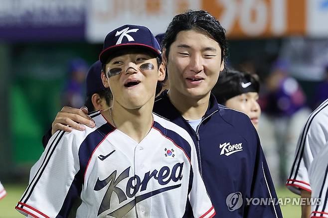 기분 좋은 투타 에이스 (오카자키[일본]=연합뉴스) 서대연 기자 = 21일 일본 아이치현 오카자키 중앙종합공원야구장에서 열린 2026 아이치·나고야 아시안게임 야구 B조 조별리그 1차전 대한민국과 대만의 경기.
    5-0으로 승리를 거둔 대한민국 대표팀 곽빈과 김도영이 밝은 표정으로 더그아웃으로 향하고 있다. 2026.9.21 dwise@yna.co.kr