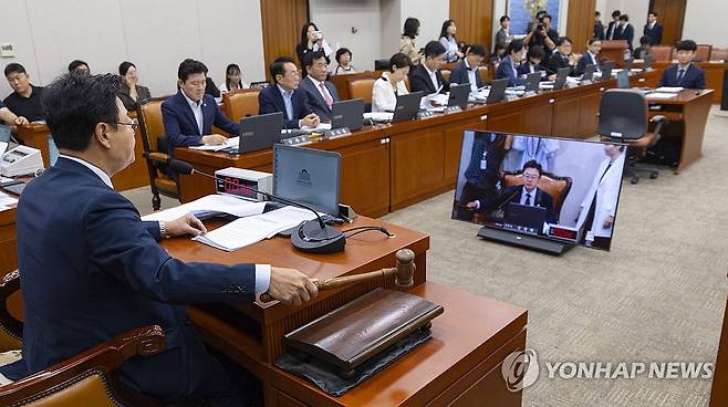 국회 산자위, 이소영 중기장관 후보자 인사청문보고서 채택 (서울=연합뉴스) 황광모 기자 = 22일 국회에서 열린 산업통상중소벤처기업위원회 전체회의에서 위원장인 국민의힘 김성원 의원이 여야 합의로 채택된 이소영 중소벤처기업부 장관 후보자의 인사청문보고서를 처리하고 있다. 2026.9.22 hkmpooh@yna.co.kr