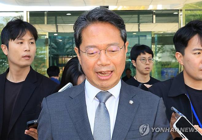 김승원 전 법무부 장관 후보자 (서울=연합뉴스) 최재구 기자 = 김승원 법무부 장관 후보자가 지난 19일 사퇴 기자회견을 마치고 국회 소통관을 나서고 있다. 2026.9.19 jjaeck9@yna.co.kr