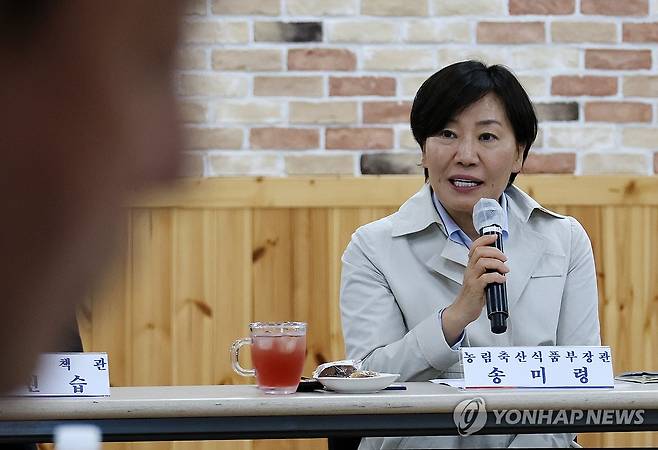 농지 전수조사 현장 간담회 (홍성=연합뉴스) 김준범 기자 = 송미령 농림축산식품부 장관이 22일 오후 충남 홍성 문당환경 정보화 마을을 찾아 농지전수조사와 관련한 현장 농업인 간담회를 하고 있다. 2026.9.22 psykims@yna.co.kr