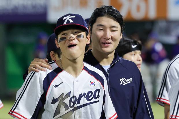 21일 일본 아이치현 오카자키 중앙종합공원야구장에서 열린 2026 아이치·나고야 아시안게임 야구 B조 조별리그 1차전 대한민국과 대만의 경기.5-0으로 승리를 거둔 대한민국 대표팀 곽빈과 김도영이 밝은 표정으로 더그아웃으로 향하고 있다. 연합뉴스