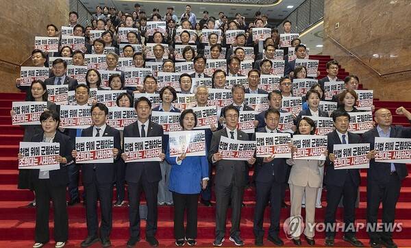 더불어민주당 김민석 대표와 한병도 원내대표를 비롯한 지도부와 의원들이 조희대 대법원장이 대법관 재제청을 거부한 22일 국회에서 규탄대회를 열고 조 대법원장의 사퇴를 촉구하는 구호를 외치고 있다. 연합뉴스