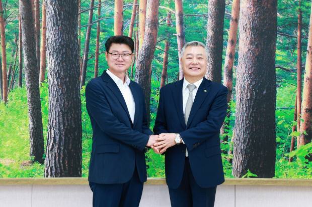 황이주 울진군수 와 김회천 한수원 사장이 울진군청에서 면담을 갖고 신한울 3·4호기 건설에 따른 지역 현안과 원전 소재 지역의 지속 가능한 상생발전 방안을 논의한 후 기념촬영을 하고 있다. 울진군 제공