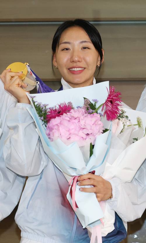 2026 아이치·나고야 아시안게임에서 한국선수단 첫 금메달을 안겨준 근대5종 성승민이 메달을 들고 기념촬영하고 있다. 연합뉴스