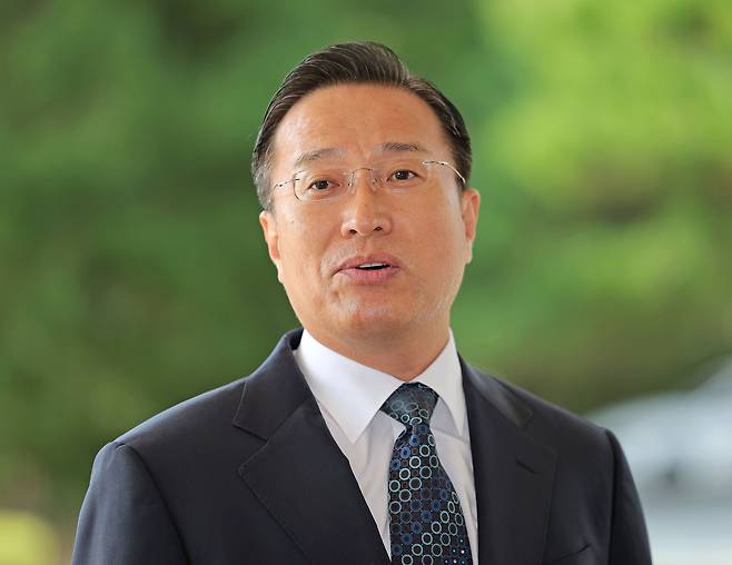 공석인 검찰총장 직무대행을 맡게 된 이정현 신임 대검찰청 차장이 9월 23일 서울 서초구 대검찰청에 출근하며 취재진 질문에 답변하고 있다. 연합뉴스&nbsp;