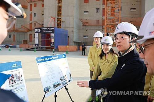 3기 신도시 현장점검 하는 홍지선 국토교통부 장관(서울=연합뉴스) 홍지선 국토교통부 장관이 22일 3기 신도시 부천대장지구 현장을 방문해 택지조성 및 주택공급 추진현황을 점검하고 있다. 2026.9.22 [국토교통부 제공. 재판매 및 DB 금지] photo@yna.co.kr