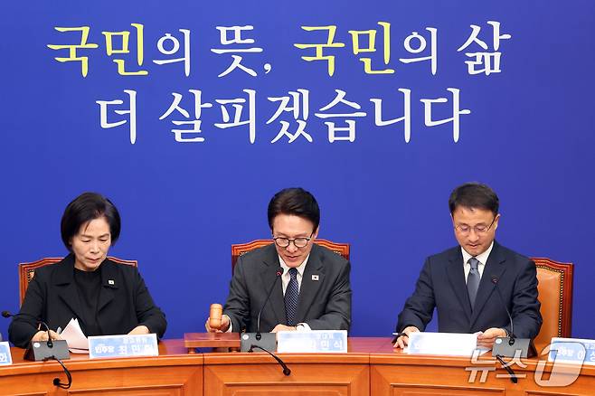 김민석 더불어민주당 대표가 23일 오전 서울 여의도 국회에서 열린 최고위원회의에서 의사봉을 두드리고 있다. 2026.9.23 ⓒ 뉴스1 황기선 기자