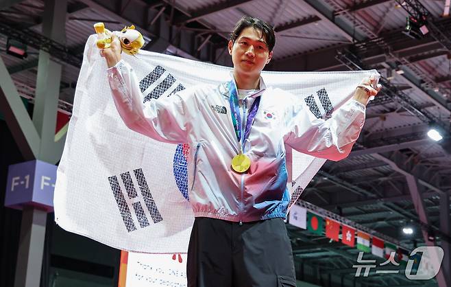 대한민국 오상욱이 23일 일본 도코나메시 아이치 스카이 엑스포홀에서 열린 2026 아이치·나고야 아시안게임 펜싱 남자 사브르 시상식을 마치고 금메달을 목에 걸고 포즈를 취하고 있다. 2026.9.23 ⓒ 뉴스1 김도우 기자