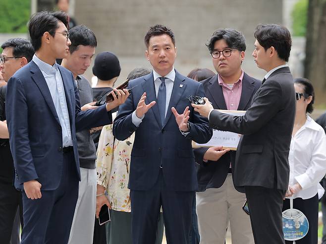This is an apartment in Apgujeong that his father purchased in 1986. Upon his fathers passing in 2024, he and his older sister inherited it in equal halves. However, just two years later, his share has entered court auction proceedings.This is the story of Kim Se-ui, CEO of the YouTube channel Garo Sero Research Institute. The person who filed for the auction is Attorney Kim So-yeon, who previously served as his legal representative.According to legal sources on the 23rd, the Seoul Central District Court decided on the 17th to commence an auction for real estate registered under Kim Se-uis name. The property, registered on the 14th, is the Hanyang Apartment in Apgujeong-dong, Gangnam-gu, Seoul.This auction was initiated by an application from Attorney Kim So-yeon, who claims she has not received approximately 120 million won in legal fees and other charges from Kim Se-ui. The actual amount claimed in the auction is 47 million won.Attorney Kim So-yeon asserted on a YouTube broadcast that there are corporate and personal debts resulting from Kim Se-uis overdue legal fees.He explained that outstanding receivables had accumulated due to a practice of receiving only half of the legal fees for various cases, and that he had not received the money even though the payment deadlines had passed. He applied for compulsory execution based on a payment order previously obtained from the Daejeon District Court.What is noteworthy is the history of the apartment that has gone to auction. The apartment in question is real estate acquired in 1986 by the late Kim Young-soo, former president of MBC and father of Kim Se-ui.Former President Kim passed away in August 2024. Subsequently, Kim Se-ui and his older sister each inherited a 50% stake in the apartment. This means that the Apgujeong apartment, which his father acquired about 40 years ago, has become subject to auction just two years after being inherited by his son.The problem is that the debt secured against this property is not limited to this legal fee dispute. According to the land registry, Shinhan Bank holds mortgages of approximately 3.396 billion won established in 2020 and 360 million won established in 2024. In addition, there is a provisional attachment of 2 billion won placed on Kim Se-uis shares by Gold Medalist, the agency of actor Kim Soo-hyun. There are two seizures by the Gangnam Tax Office due to unpaid national taxes, amounting to approximately 2.37 billion won.The total amount of claims recorded in the registry reaches approximately 8.07 billion won. However, this figure represents the sum of the mortgage amount and the amounts of provisional and seizure orders, and does not correspond to Kim Se-uis current confirmed debt or the actual outstanding amount.Kim Se-ui is currently on trial after being indicted under detention on charges including defamation against actor Kim Soo-hyun. Kim Soo-hyuns side has filed criminal complaints against Kim Se-ui and the bereaved family of the late Kim Sae-ron, along with a lawsuit for damages totaling 12 billion won.The prosecution is also proceeding with the recovery of criminal proceeds. On the 10th, the Seoul Central District Prosecutors Offices Criminal Proceeds Recovery Division determined that criminal proceeds amounted to at least 169.4 million won, based on tracking the sponsorship accounts of the company operated by Kim Se-ui and investigating relevant parties.The amount calculated by the prosecution consists of at least 54.4 million won in sponsorships and at least 115 million won in advertising revenue. Based on this, the prosecution completed the registration of forfeiture preservation on land owned by Kim Se-ui. Forfeiture preservation is a measure to restrict the disposal of relevant assets in order to recover criminal proceeds in the future.However, the auction of the Apgujeong apartment and the prosecutions forfeiture preservation are separate procedures. Currently, a decision to commence the auction has been issued for the apartment, but no actual winning bid or transfer of ownership has taken place. Attention is focused on how the share of the Apgujeong apartment inherited by Kim Se-ui from his father will be handled during the upcoming auction process.Meanwhile, various reactions followed online regarding the news of the auction of Kim Se-uis Apgujeong apartment.One netizen wrote, He probably didnt realize it when tens of millions of won in sponsorships were pouring in every time he broadcasted slandering others. It is his own doing. Another netizen reacted, Considering what you did to others, I feel absolutely no sympathy. These comments received widespread agreement.Comments such as If you made others cry and As expected, the world is karma. You receive back what you sow were also posted. Following the news that the apartment share inherited from his father had entered auction proceedings in addition to his arrest, reactions regarding his past broadcasts also followed.