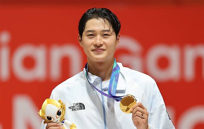 대한민국 오상욱이 23일 일본 도코나메시 아이치 스카이 엑스포홀에서 열린 2026 아이치·나고야 아시안게임 펜싱 남자 사브르 시상식에서 금메달을 들고 포즈를 취하고 있다. 2026.9.23/뉴스1