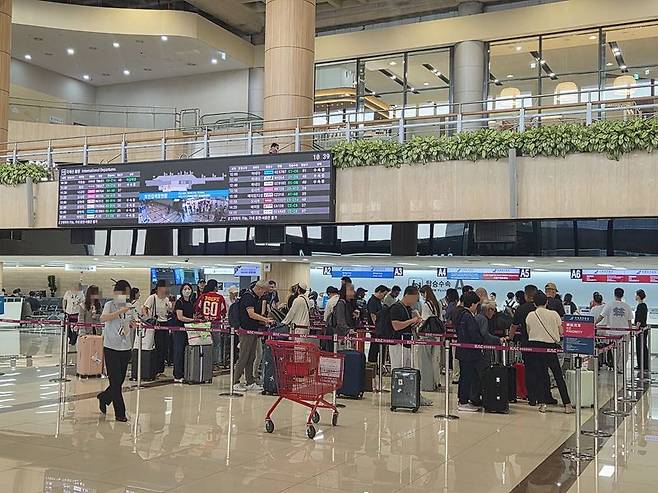 추석 연휴를 하루 앞둔 23일 김포공항 국내선 탑승을 위해 수속을 기다리는 시민들. 사진=이동혁 기자