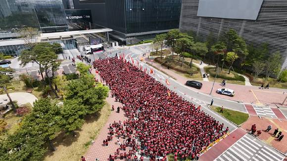 삼성바이오로직스 상생 노동조합이 지난 4월 인천 연수구 송도 거리에서 집회를 열고 있다. [사진=삼성바이오로직스 노조]