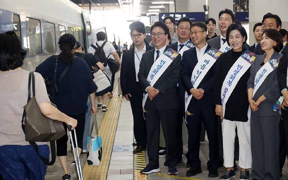 더불어민주당 김민석 대표와 한병도 원내대표를 비롯한 최고위원들이 23일 오전 서울 용산구 용산역에서 시민들을 만나 추석 명절 귀성 인사를 하고 있다. [사진=곽영래 기자]