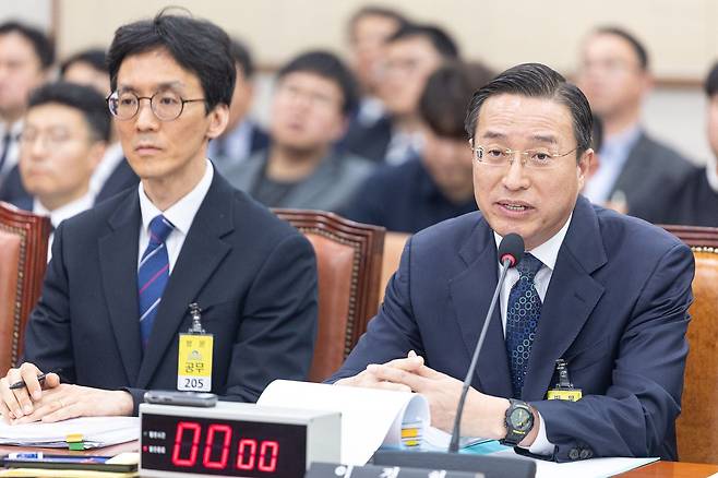 대검찰청 차장으로 부임하는 이정현 수원고검장(오른쪽)이 지난 4월 국회에서 답변하고 있다. [뉴스1]