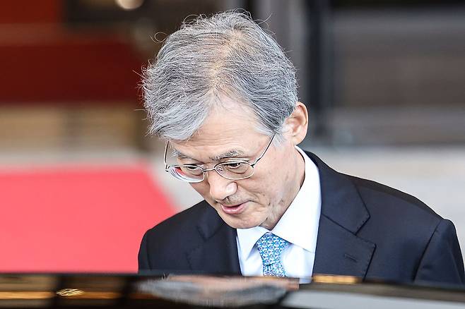 조희대 대법원장이 22일 오후 서울 서초구 대법원에서 퇴근하고 있다. 이날 조 대법원장은 입장문을 통해 청와대의 대법관 후보자 재제청 요청에 대해 “응할 수 없다”고 밝혔다. 김경록 기자