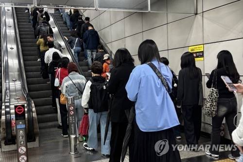 지난 4월27일 서울 지하철역에서 사람들이 한 줄 서기로 에스컬레이터를 이용하는 모습. 연합뉴스