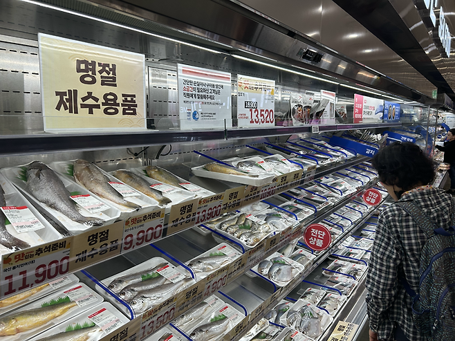 수산물 코너에서 한 고객이 상품을 살펴보고 있다. [변덕호 기자]