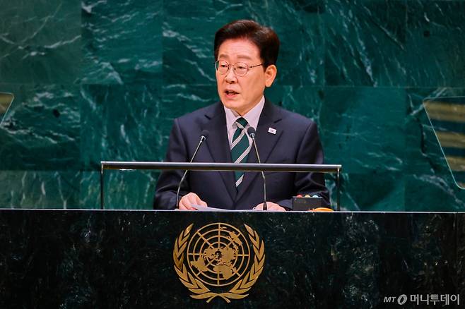 [뉴욕=뉴시스] 김진아 기자 = 이재명 대통령이 22일(현지 시간) 미국 뉴욕 유엔 본부에서 열린 제81차 유엔 총회에서 기조연설을 하고 있다. (공동취재) 2026.09.23. bluesoda@newsis.com