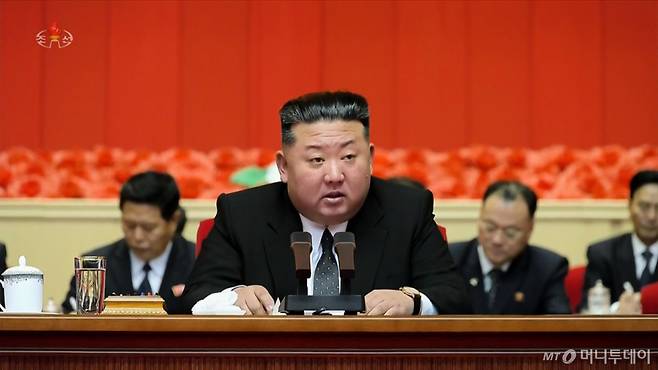 [서울=뉴시스] 북한 조선중앙TV는 김정은 국무위원장이 지난 21일 조선노동당 제3차 선전부문 일군(간부)강습회 폐강식에서 연설했다고 22일 보도했다. (사진=조선중앙TV 캡처) 2026.09.22. photo@newsis.com *재판매 및 DB 금지