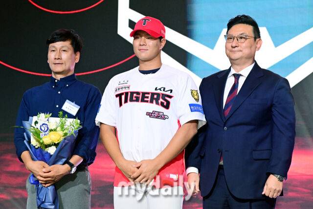 경남고 이호민이 21일 오후 서울 잠실동 롯데호텔 월드 크리스탈볼룸에서 진행된 ‘2027 KBO 신인드래프트’에서 1라운드에서 기아로 지명된 뒤 포즈를 취하고 있다./잠실=곽경훈 기자 kphoto@mydaily.co.kr