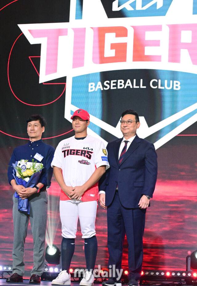 경남고 이호민이 21일 오후 서울 잠실동 롯데호텔 월드 크리스탈볼룸에서 진행된 ‘2027 KBO 신인드래프트’에서 1라운드에서 기아로 지명된 뒤 포즈를 취하고 있다./잠실=곽경훈 기자 kphoto@mydaily.co.kr