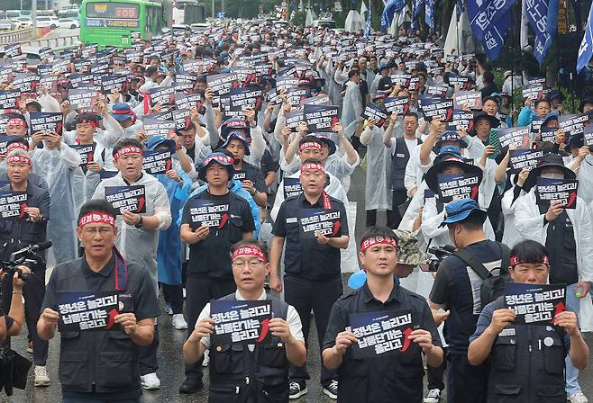 지난달 21일 서울 서초구 현대자동차 본사 앞에서 전국금속노동조합 자동차업종 조합원들이 공동파업대회를 열고 있다. 이들은 이날 현대차그룹에 정년 연장과 부품사 납품 단가 인상, 원청교섭 등을 요구했다. [연합]