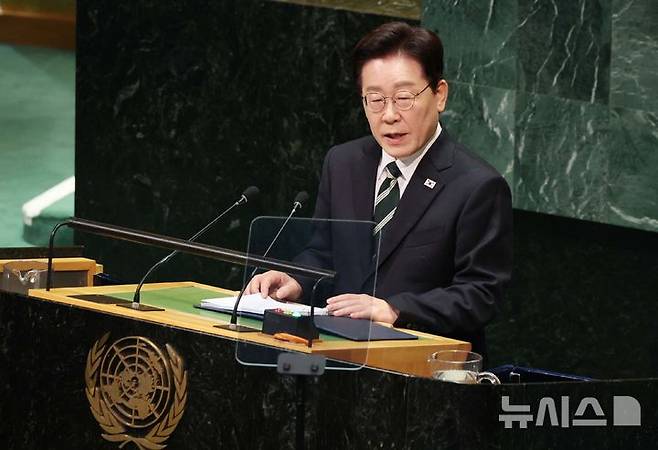 [뉴욕=뉴시스] 김진아 기자 = 이재명 대통령이 22일(현지 시간) 미국 뉴욕 유엔 본부에서 열린 제81차 유엔 총회에서 기조연설을 하고 있다. 2026.09.23. bluesoda@newsis.com