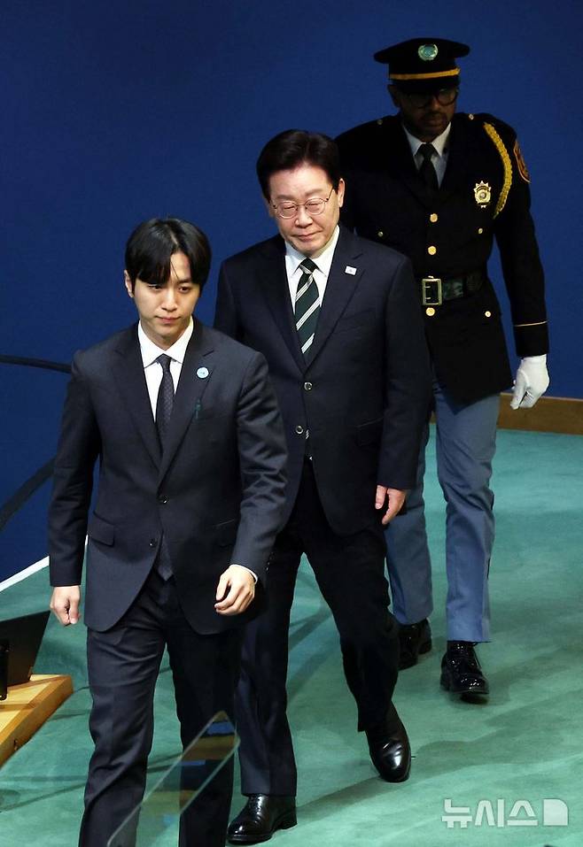 [뉴욕=뉴시스] 김진아 기자 = 이재명 대통령이 22일(현지 시간) 미국 뉴욕 유엔 본부에서 열린 제81차 유엔 총회에서 기조연설을 하기 위해 입장하고 있다. 2026.09.23. bluesoda@newsis.com
