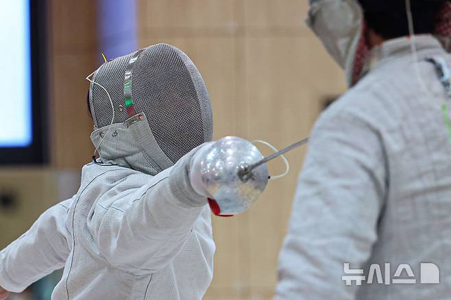 [진천=뉴시스] 권창회 기자 =대한민국 펜싱국가대표 남자 사브르 오상욱이 28일 오전 충북 진천군 국가대표선수촌에서 훈련을 하고 있다. 2025.10.28. kch0523@newsis.com