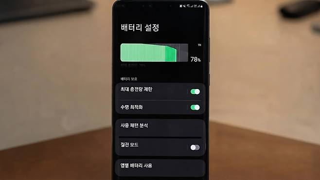 ‘충전 제한’ 기능을 켜두는 것만으로도 배터리 수명 관리에 큰 도움이 된다.&nbsp;pexels 제공 이미지를 활용한 연출컷