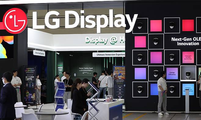서울 강남구 코엑스에서 열린 K-Display 2026 한국디스플레이산업전시회에서 방문객들이 LG디스플레이 부스를 관람하고 있다. 뉴시스