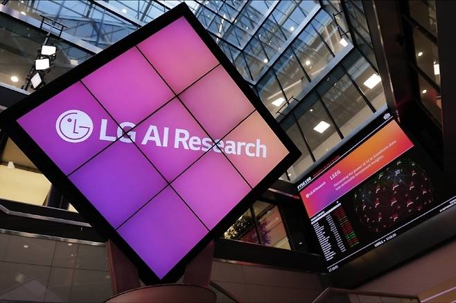지난해 9월 19일(현지 시간) 영국 런던증권거래소에서 LG AI연구원의 금융 특화 AI 에이전트 ‘엑사원 비즈니스인텔리전스(BI)’ 상용화 서비스를 알리는 행사가 열리고 있다. 사진 제공=LG