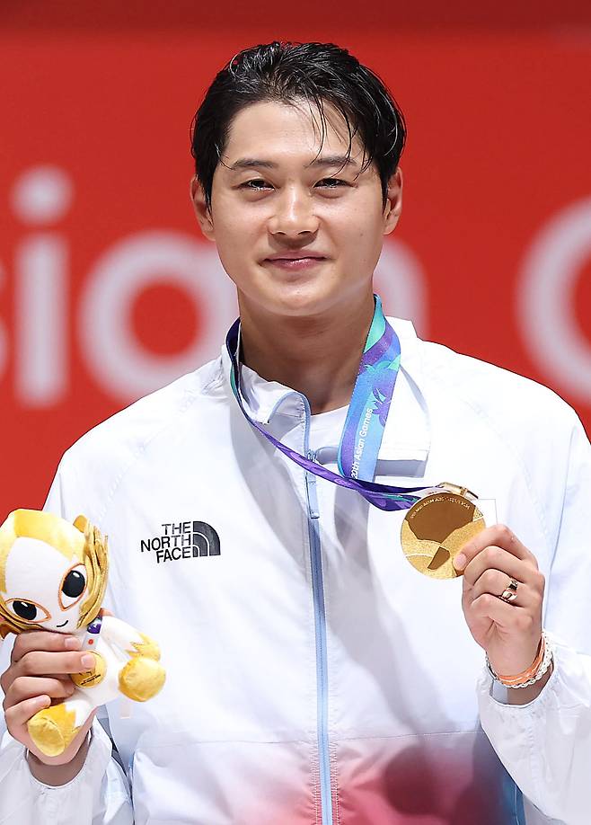 한국 펜싱대표팀 오상욱이 23일 아이치 스카이 엑스포 홀서 열린 2026아이치·나고야아시안게임 남자 사브르 개인전 결승서 금메달을 차지한 뒤 웃고 있다. 도코나메｜뉴시스