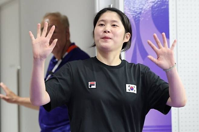 ▲ 23일 일본 아이치현 종합 사격장에서 열린 2026 아이치·나고야 아시안게임 사격 여자 10m 공기권총 결선에 출전한 한국 추가은이 경기장으로 입장하고 있다.ⓒ연합뉴스