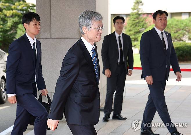출근하는 조희대 대법원장 (서울=연합뉴스) 김주형 기자 = 조희대 대법원장이 23일 서울 서초구 대법원으로 출근하고 있다. 2026.9.23 kjhpress@yna.co.kr