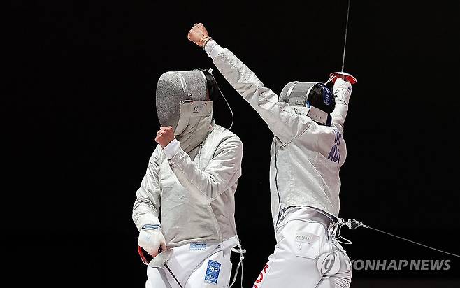 '금메달' 오상욱, 득점 환호 (도코나메[일본]연합뉴스) 임화영 기자 = 23일 일본 아이치현 도코나메 아이치 스카이 엑스포에서 열린 2026 아이치·나고야 아시안게임 남자 사브르 개인전 결승 경기. 한국 오상욱이 중국의 선천펑을 상대로 경기를 펼치며 득점에 환호하고 있다. 오상욱은 이 경기에서 금메달을 획득했다. 2026.9.23 hwayoung7@yna.co.kr