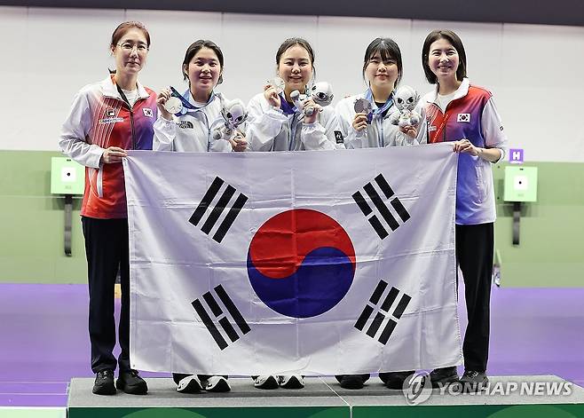 한국 사격, 여자 10ｍ 공기권총 단체전 은메달 (도요타[일본]=연합뉴스) 이동해 기자 = 23일 일본 아이치현 종합 사격장에서 열린 2026 아이치·나고야 아시안게임 사격 여자 10ｍ 공기권총 단체전에서 은메달을 획득한 한국 선수들이 기념촬영을 하고 있다.
    왼쪽부터 마서윤 코치, 추가은, 김보미, 오예진, 이호림 코치. 2026.9.23 eastsea@yna.co.kr
