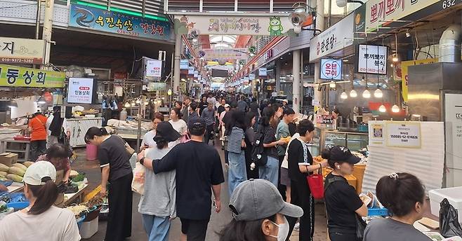 추석 연휴 첫날인 24일 대구 달서구 월배시장이 제수용품을 장만하려는 시민들로 북적이고 있다. 시장 통로 곳곳에는 떡과 전, 생선, 채소 등을 사려는 발길이 이어졌다. 강승규 기자