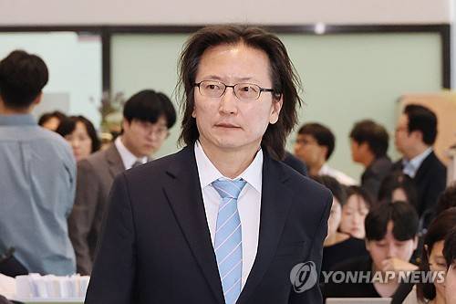기자간담회 참석하는 주병기 공정위원장[출처: 연합뉴스 자료사진]