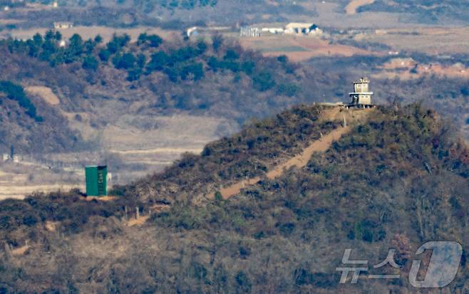 경기도 파주시 오두산 통일전망대에서 바라본 북측 초소 모습. 2025.11.18 ⓒ 뉴스1 이재명 기자