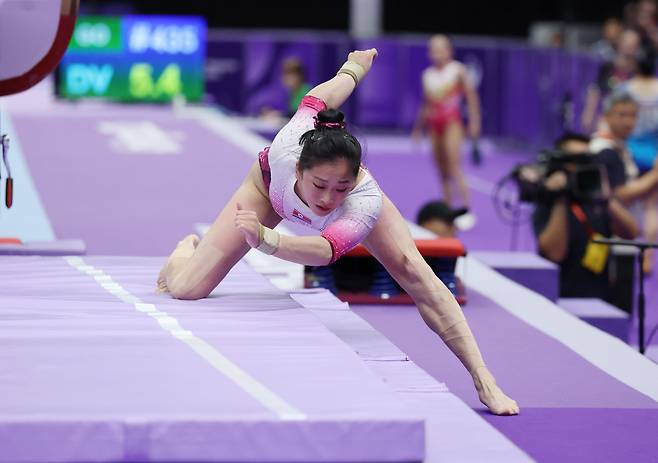 24일 오후 일본 나고야 종합체육관 레인보우홀에서 열린 2026 아이치·나고야 아시안게임 기계 체조 여자 도마 결승에서 북한 안창옥이 착지 후 넘어지고 있다./박성원 기자