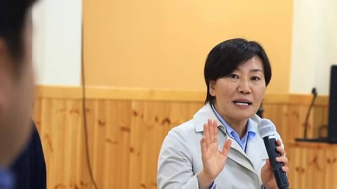 송미령 농림축산식품부 장관이 농지 전수조사와 관련해 농업인들의 의견을 듣고 있다. 정부는 투기 목적 농지는 처분하되 고령·상속 등 불가피한 사정이 있는 농지는 구분해 처리한다는 방침이다. (본인 페이스북)