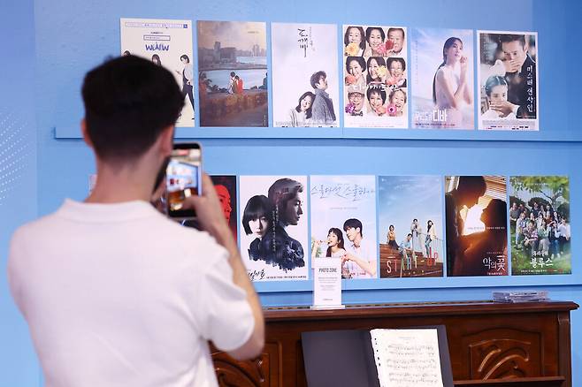외국인이 21일 오후 서울 중구 하이커 그라운드에서 열린 ‘K-드라마 체험 전시’를 관람하고 있다. 연합뉴스